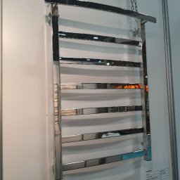 Grzejnik łazienkowy elektryczny o pięknie błyszczącej chromowanej powłoce. Z suchą grzałką w środku, wystarczy podłączyć do prądu i działa. Z regulacją temperatury. Wyrabiamy grzejniki łazienkowe wg życzeń klienta