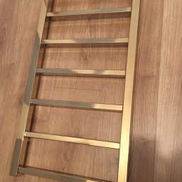 Wodny grzejnik o pięknie błyszczącej złotej powłoce z efektem lustra. Rury o przekroju kwadratowym, idealne rozwiązanie dla luksusowej łazienki. Wyrabiamy grzejniki łazienkowe na indywidualne zamówienia, dostosujemy wymiary urządzenia do Waszej łazienki )