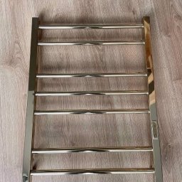 Grzejnik łazienkowy elektryczny o pięknie błyszczącej złotej powłoce. Z suchą grzałką w środku, wystarczy podłączyć do prądu i działa. Z regulacją temperatury. Model grzejnika o dobrym designie, wyrabiamy złote grzejniki wg życzeń klienta