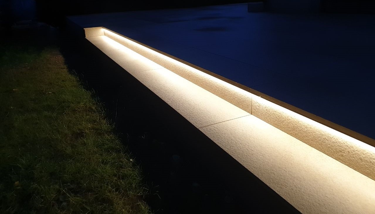 Podświetlenie schodów taśmą LED.