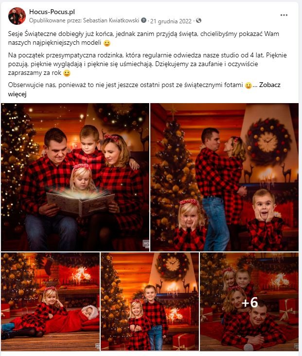 Rodzinna sesja zdjęciowa w świątecznym klimacie: rodzice z dwójką dzieci w czerwono-czarnych flanelowych koszulach pozują z podświetloną książką na tle choinki i kominka.