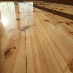 Świeżo polakierowana, błyszcząca podłoga z jasnego drewna, widoczne refleksy światła słonecznego wpadającego przez okno.