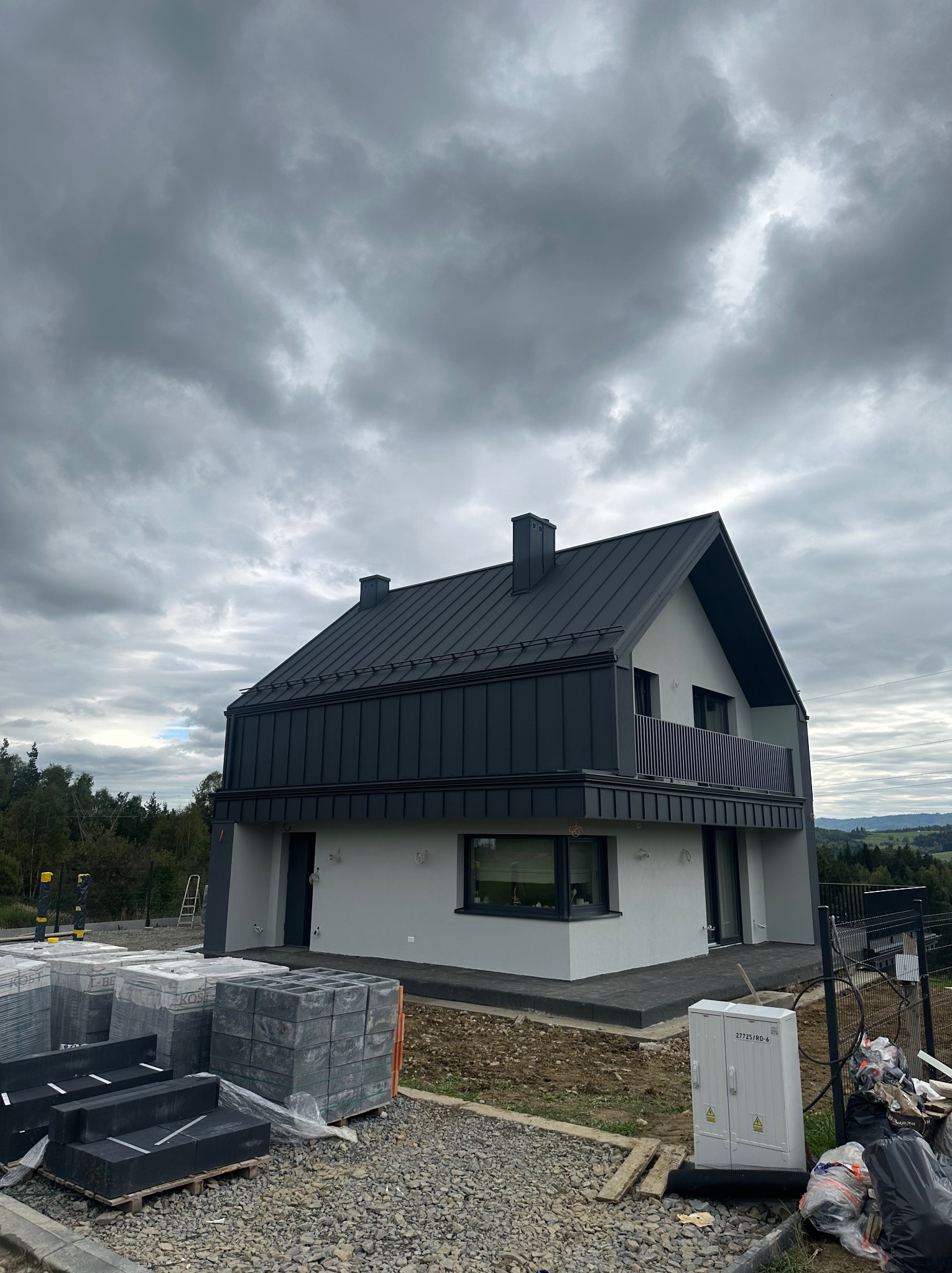 Montaż okuć , rynien , blachy w rąbek , parapetów , sniegołapów . Kompleksowe docieplenie elewacji