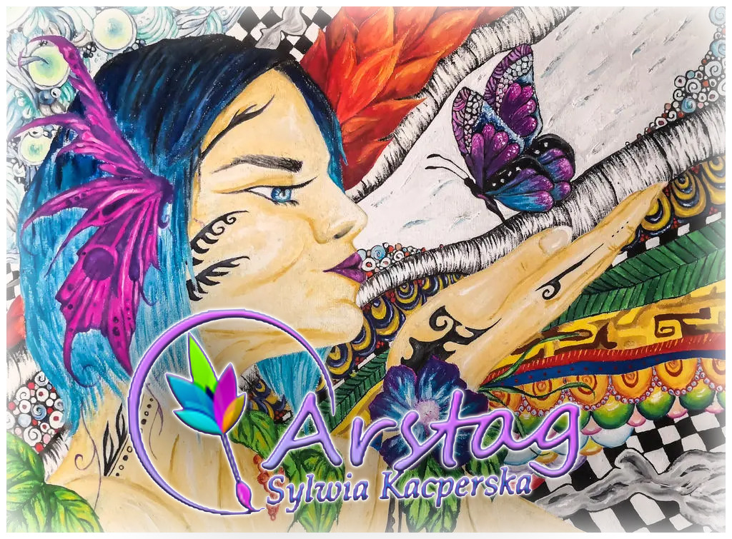 Ilustracja przedstawia profil kobiety z niebieskimi włosami i elementami inspirowanymi motylem, ozdobioną tatuażami na twarzy i dłoni, z motylem w tle i kolorowym logo 'Arstag Sylwia Kacperska'...