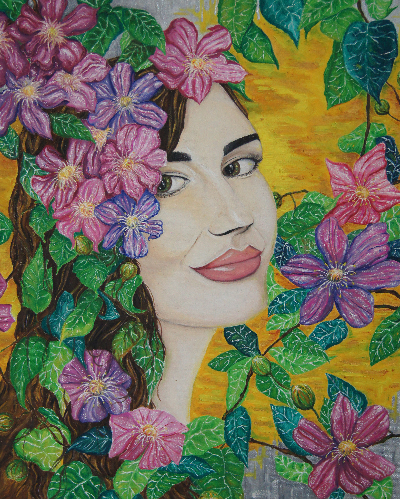Portret kobiety w otoczeniu kwiatów powojnika namalowany farbami olejnymi na płótnie, z żółtym tłem i widocznymi pociągnięciami pędzla.
