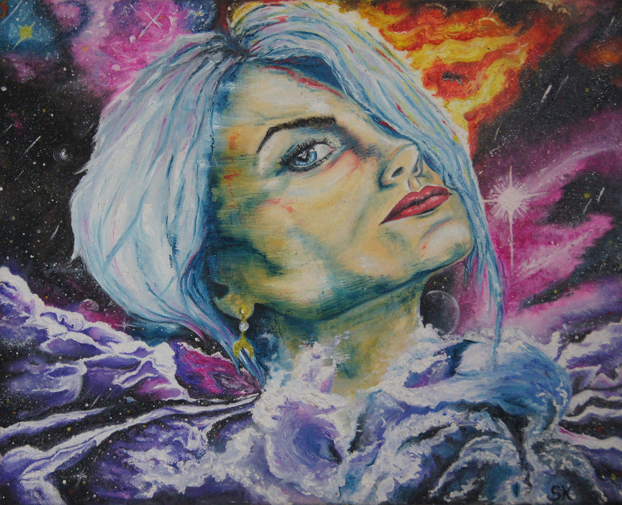 Portret kobiety z błękitnymi włosami na tle kosmicznego krajobrazu z gwiazdami i mgławicami, namalowany farbami olejnymi, z widoczną fakturą pędzla i złotym kolczykiem w kształcie półksiężyca.