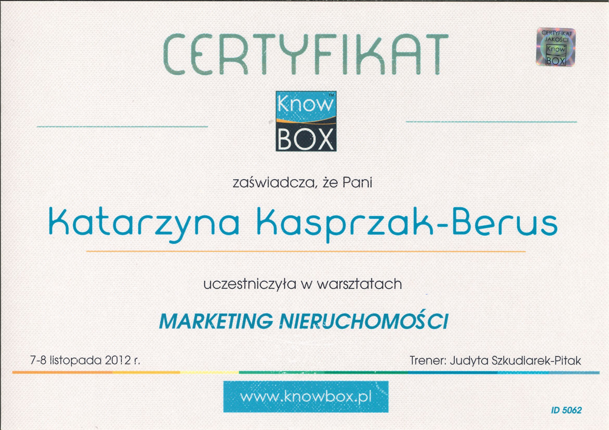 Certyfikat Know Box dla Katarzyny Kasprzak-Berus za udział w warsztatach Marketing Nieruchomości, 7-8 listopada 2012 r., z podpisem trenera Judyty Szkudiarek-Pitak.
