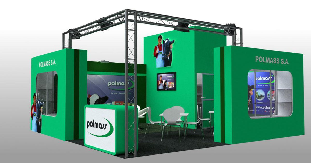 Wizualizacja stoiska targowego w odcieniach zieleni z logo Polmass S.A., oświetleniem kratownicowym i ekranem prezentującym materiały wideo.