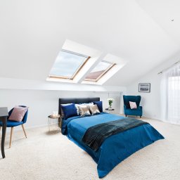 Piotr Zielonka - Agent Nieruchomości - Jasne, przestronne poddasze z łóżkiem w odcieniach niebieskiego, biurkiem z lustrem i oknami dachowymi