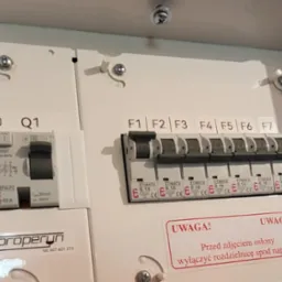 Realizacja rozdzielnicy w kamienicy pod mieszkanie.