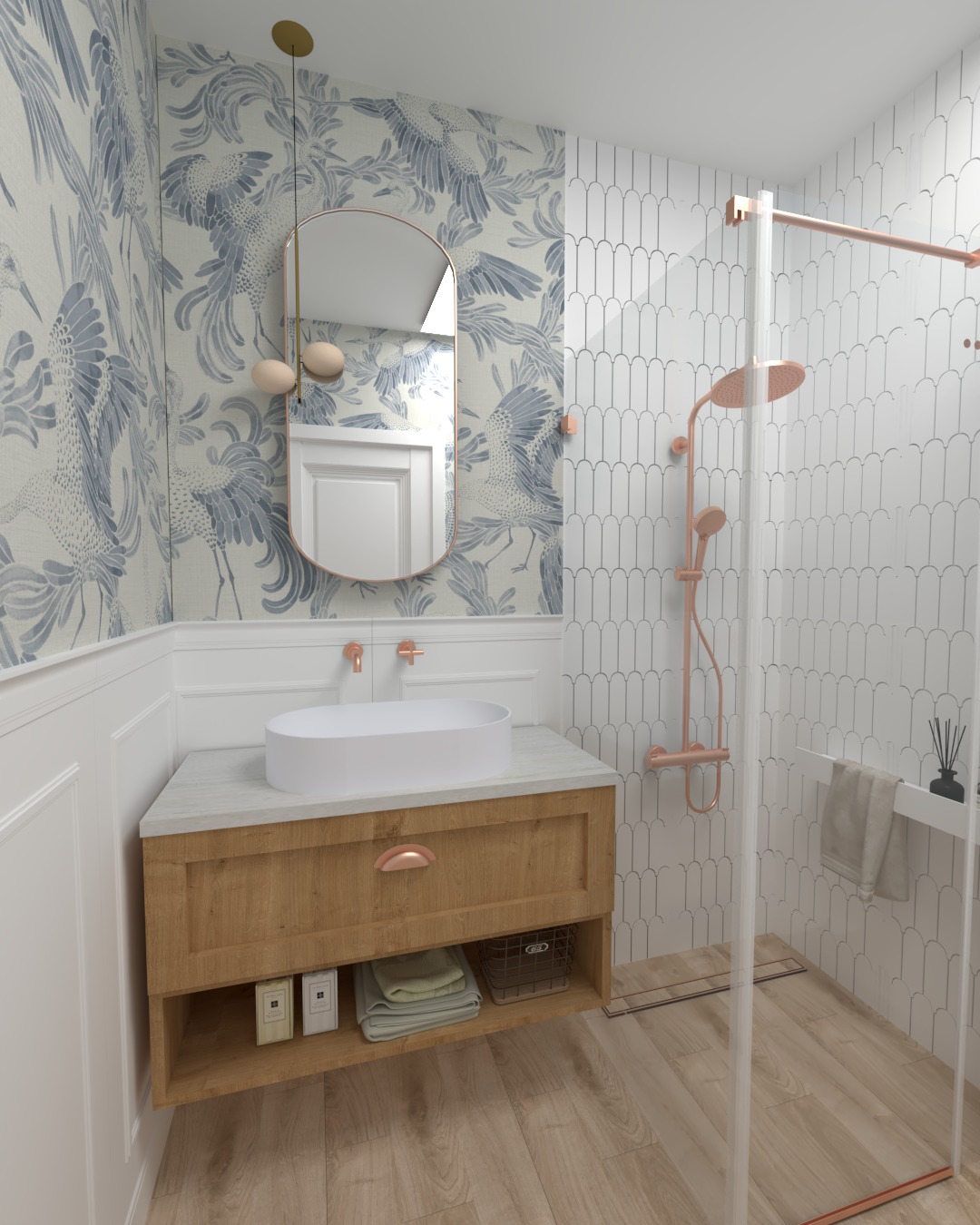 Nowoczesna łazienka z umywalką nablatową, wzorzystą tapetą w ptaki i kabiną prysznicową z elementami w kolorze miedzi. Jasne drewno i białe płytki tworzą spójną całość.