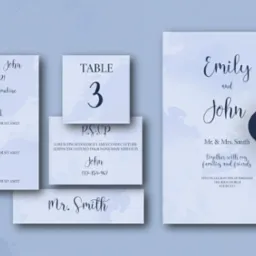 Komplet papeterii ślubnej w odcieniach błękitu z motywem akwareli, zawierający zaproszenie, kartę z numerem stołu, RSVP i winietkę z imieniem gościa.