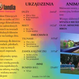 Dmuchane atrakcje na trawie: zamek księżniczki z różowymi wieżami i niebieskimi elementami, obok basen z dwoma przezroczystymi kulami do chodzenia po wodzie, całość w słoneczny dzień.