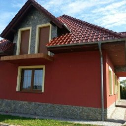 Firma Budowlana Kos-Bud Krzysztof Kosowski - Wykonanie Elewaji budynku wraz z wyłorzeniem kamienia naturalnego,,Łupka `` na cokol,filarach,lukarnach.