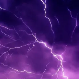 Intensywne fioletowe niebo rozświetlone przez liczne rozgałęzione błyskawice, tworzące dramatyczny i energetyczny krajobraz.