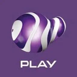 Fioletowe logo Play z trzema kulami, charakterystyczne zakrzywienia, cień, napis PLAY na dole, fioletowe tło. Branding telekomunikacyjny.