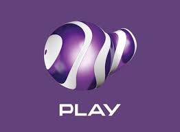 Fioletowe logo Play z trzema kulami, charakterystyczne zakrzywienia, cień, napis PLAY na dole, fioletowe tło. Branding telekomunikacyjny.