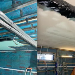 Dzielone ujęcie: po lewej montaż płyt karton gips na metalowej konstrukcji sufitu, po prawej sufit po szpachlowaniu z widocznym czarnym zabezpieczeniem rury.