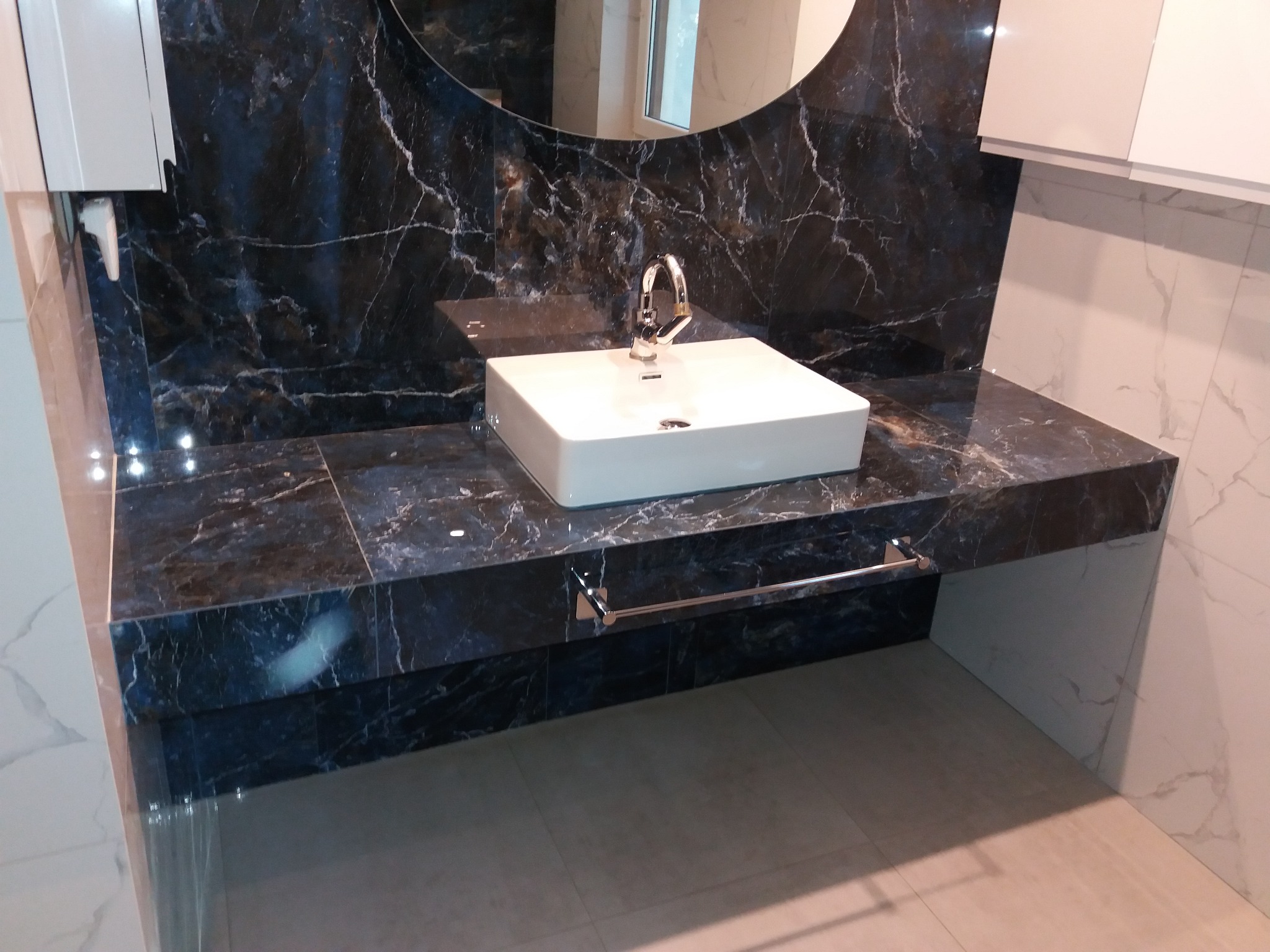 Półka na umywalkę zrobiona według projektu właściciela...