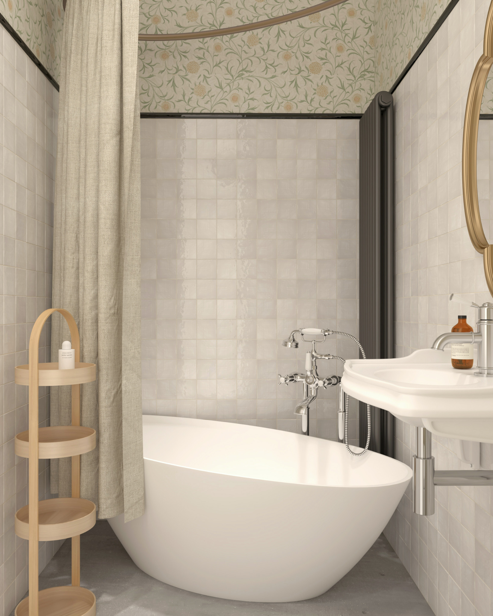 Elegancka łazienka z wolnostojącą wanną, chromowaną armaturą retro, drewnianym regałem na kosmetyki i tapetą w kwiatowe wzory.
