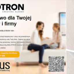 Panel sterowania systemem alarmowym Jablotron z wyświetlaczem i przyciskami numerycznymi, obok panel z diodami sygnalizującymi status: podlewanie, tryb nocny, garaż, dom i pełne uzbrojenie, w tle...