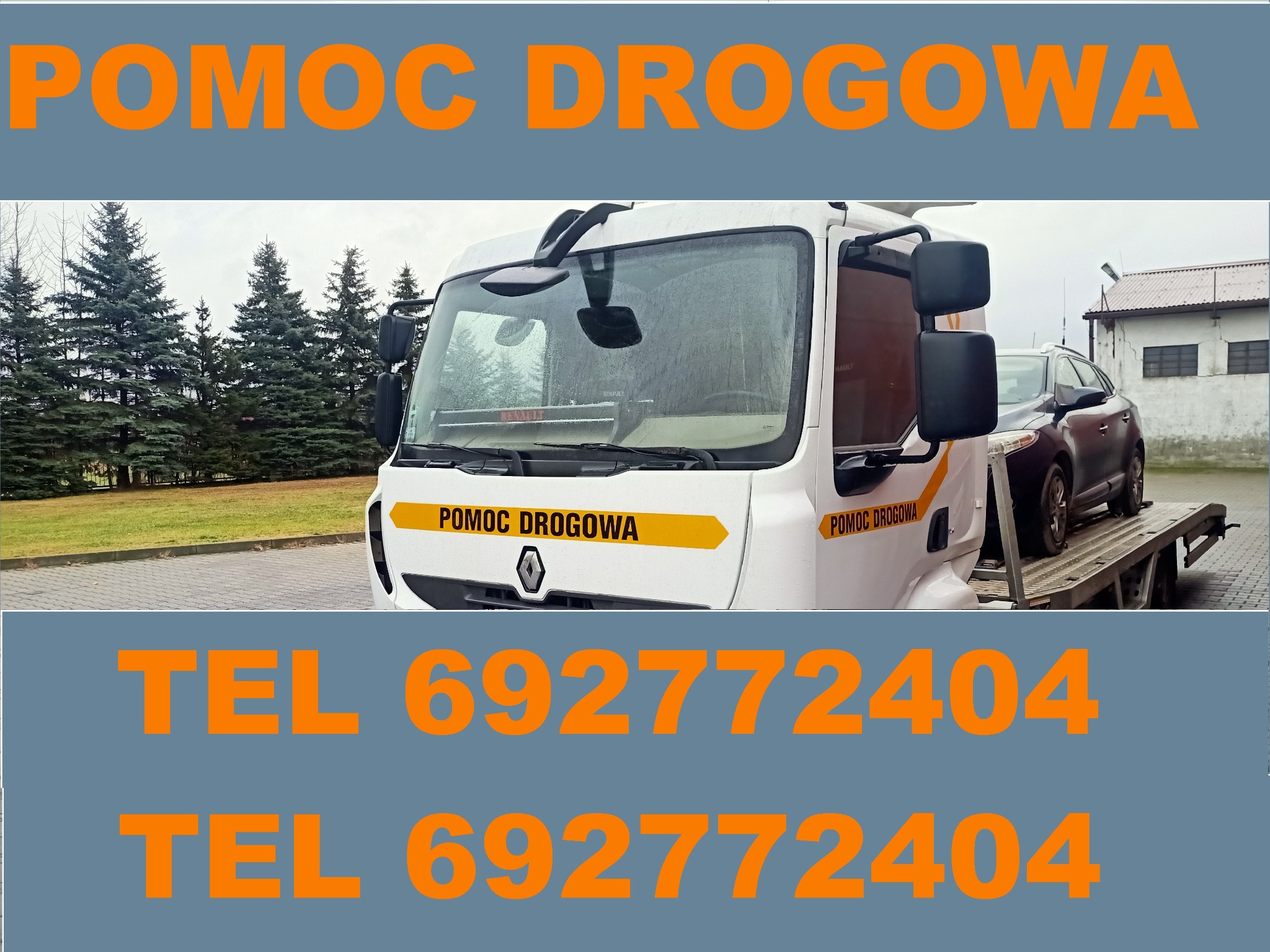 Biała laweta Renault z napisem 'POMOC DROGOWA' transportuje samochód osobowy. W tle budynek i drzewa.