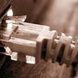 Kabel sieciowy RJ45 wpięty do gniazda, ujęcie w sepii, widoczne detale wtyczki i portu.