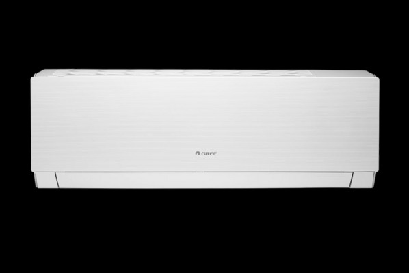 Biały, naścienny klimatyzator marki Gree z subtelnym logo, umieszczony centralnie na czarnym tle. Widoczna delikatna faktura obudowy.