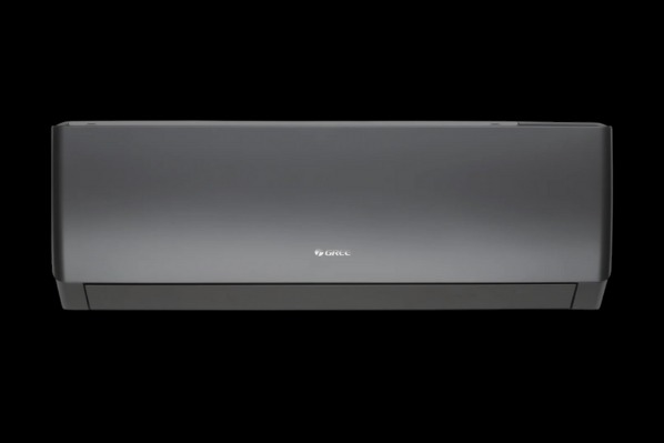 Szary klimatyzator ścienny marki Gree na czarnym tle. Minimalistyczny design, widoczne logo producenta.