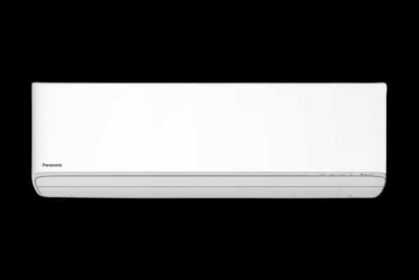 Biała jednostka wewnętrzna klimatyzacji Panasonic na czarnym tle, widok z przodu. Minimalistyczny design, wyraźne logo producenta.