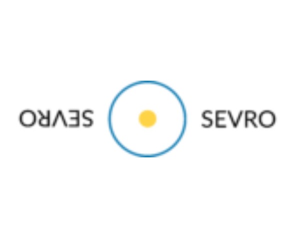 Minimalistyczne logo 'SEVRO' z niebieskim okręgiem i żółtą kropką pośrodku, nazwa firmy po obu stronach okręgu, jedna z nich odwrócona.