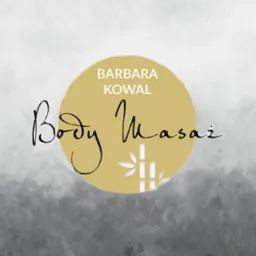 Graficzne logo firmy Barbara Kowal Body Masaz z motywem bambusa na rozmytym tle w odcieniach szarości i bieli.