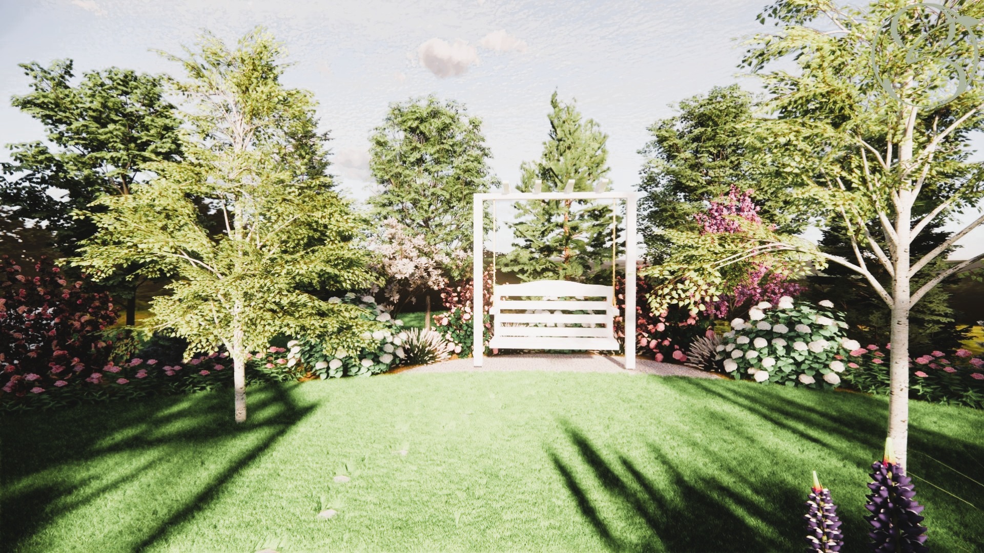 Bujny ogród z białym, drewnianym gankiem-huśtawką, otoczony kwitnącymi krzewami i drzewami. Soczysta zieleń trawnika i różnorodność roślin tworzą sielską scenerię.