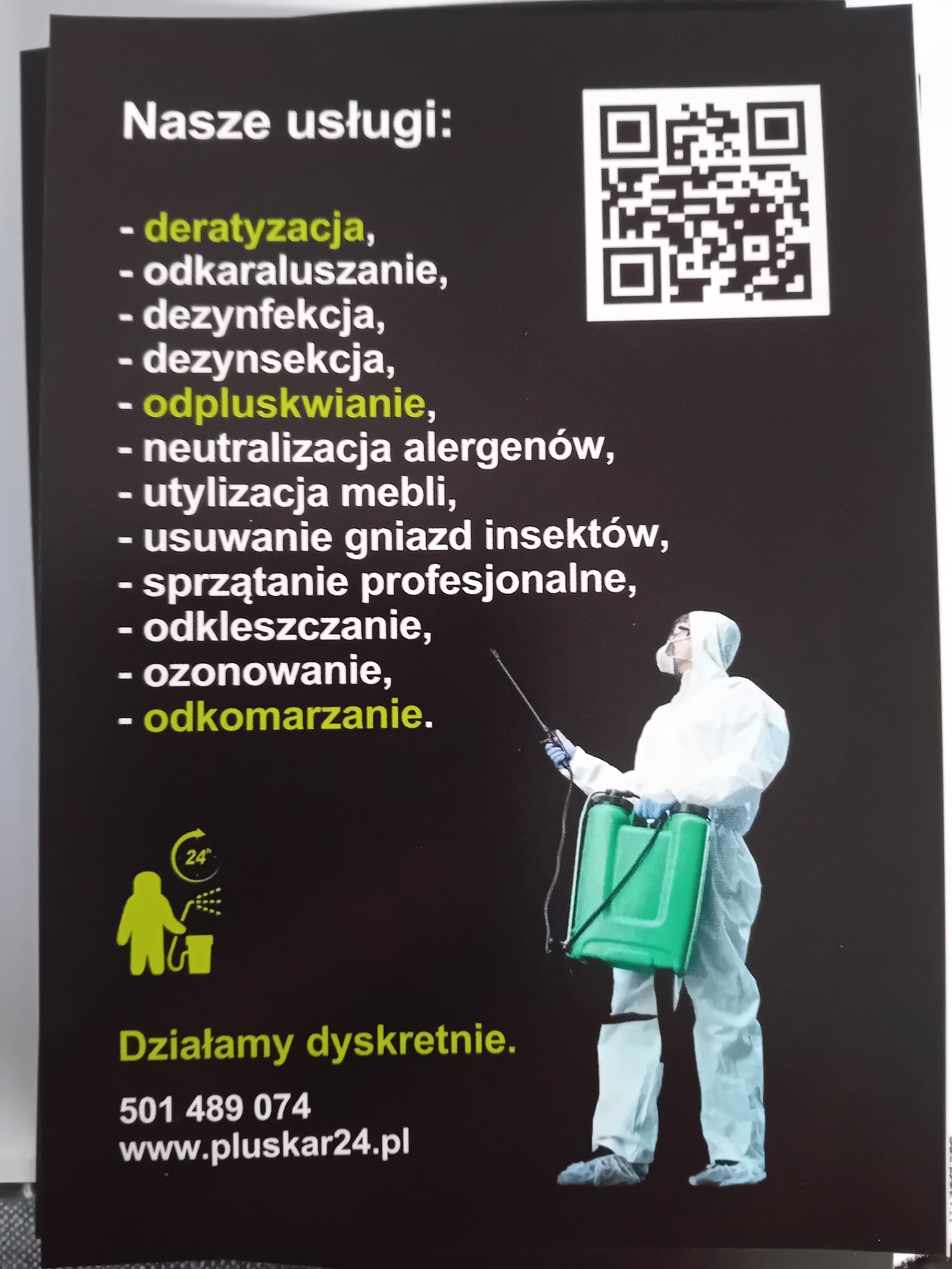 Czarno-zielona reklama usług: deratyzacja, dezynfekcja, odpluskwianie, ozonowanie, odkomarzanie. Osoba w kombinezonie ochronnym z opryskiwaczem. Działamy dyskretnie.