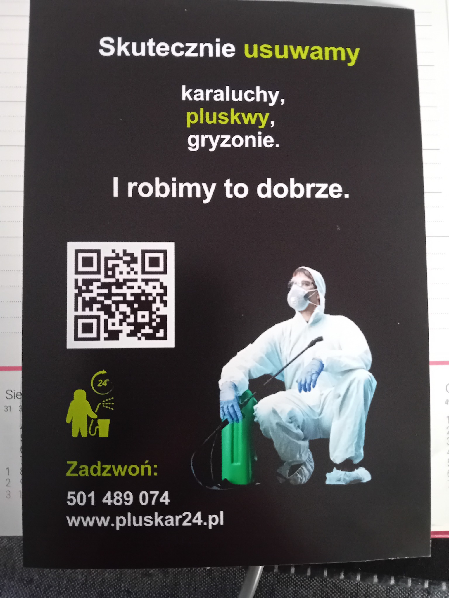 Plakat reklamowy: Osoba w kombinezonie ochronnym z opryskiwaczem, hasło 'Skutecznie usuwamy karaluchy, pluskwy, gryzonie', kod QR i dane kontaktowe.