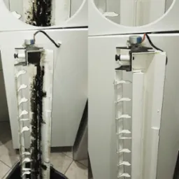 Porównanie elementu klimatyzacji przed i po czyszczeniu, widoczne silne zabrudzenia i efekt usunięcia zanieczyszczeń w wiadrze z wodą.