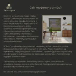 Aranżacja wnętrza z drewnianymi żaluzjami poziomymi w oknie, stół z krzesłami, szafka, dywanik, zegar na ścianie, neutralna kolorystyka.