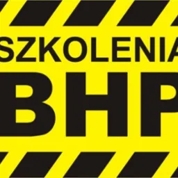Żółto-czarny znak ostrzegawczy z napisem 'SZKOLENIA' nad dużym napisem 'BHP' i ukośnymi czarnymi pasami u góry i u dołu.