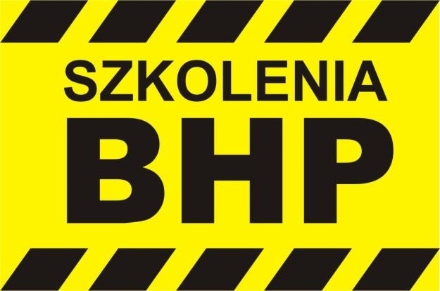 Żółto-czarny znak ostrzegawczy z napisem 'SZKOLENIA' nad dużym napisem 'BHP' i ukośnymi czarnymi pasami u góry i u dołu.