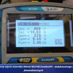 Miernik Metrel MI3108 EurotestPV wyświetlający parametry łańcucha modułów fotowoltaicznych: Uoc=466V, Isc=10.02A, Umpp=370V, Impp=9.35A, Pmpp=3.46kW, z logo KM Energia w prawym górnym rogu.