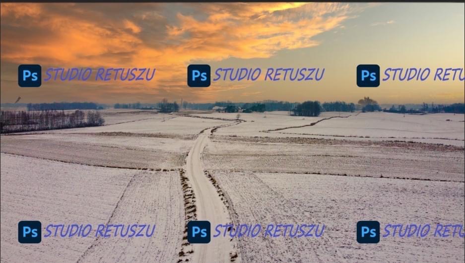Zimowy krajobraz z lotu ptaka, pole pokryte śniegiem, droga prowadząca w dal, pomarańczowe niebo o zachodzie słońca, z widocznymi znakami wodnymi 'Ps STUDIO RETUSZU'.