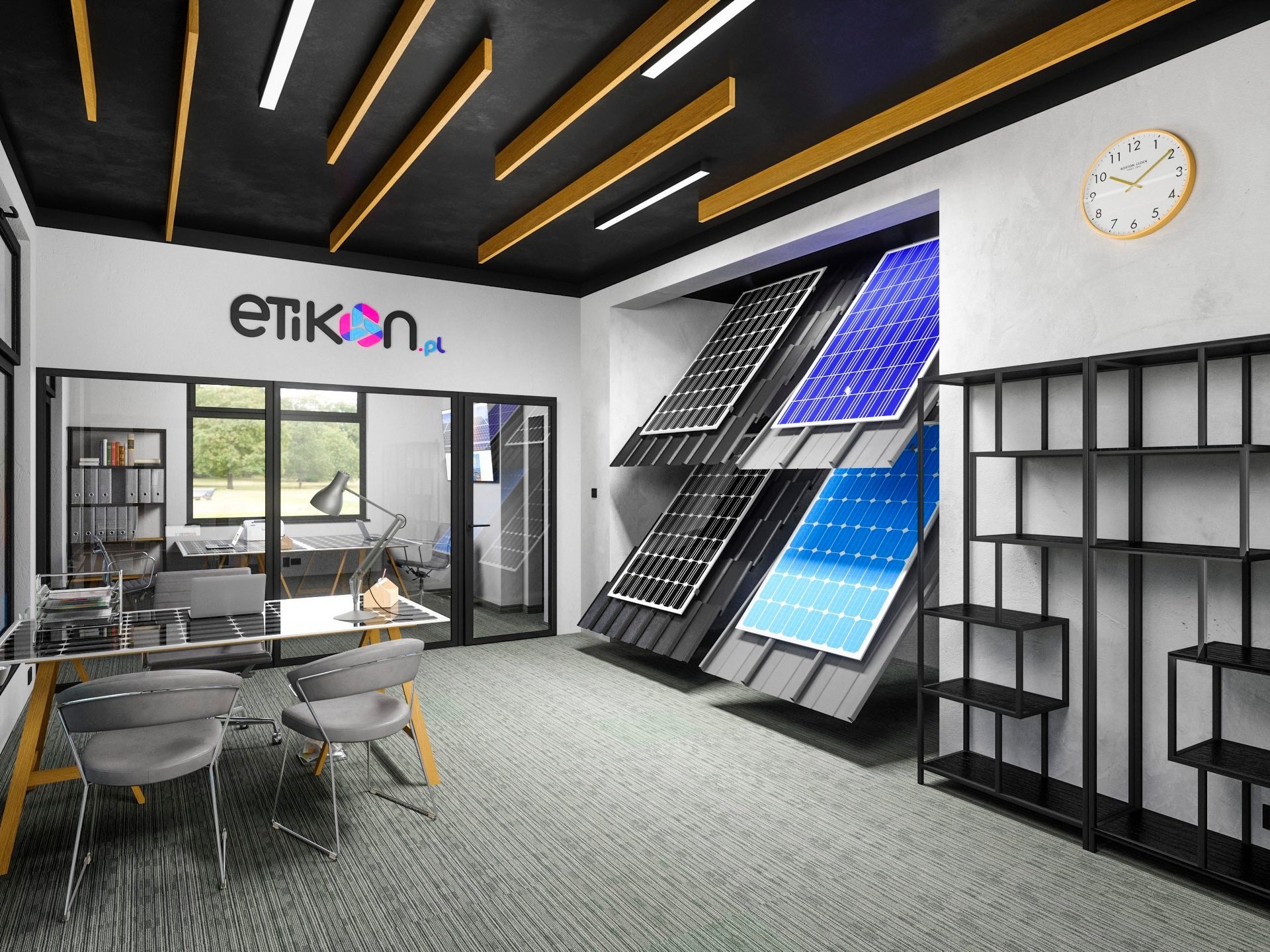 Wnętrze biura z ekspozycją paneli słonecznych na skośnym dachu, obok biurko z laptopem i krzesłami, logo firmy na ścianie i zegar.