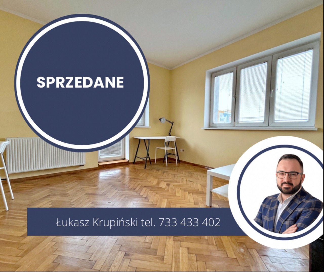 Wnętrze pokoju z parkietem ułożonym w jodełkę, oknami z żaluzjami i napisem 'SPRZEDANE' w okręgu, w tle biurko z lampką, w rogu okrąg z portretem agenta nieruchomości.