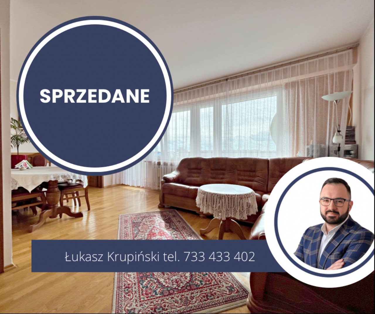 Salon z brązową skórzaną kanapą, dywanem w orientalne wzory i okrągłym stolikiem z koronkową serwetą; w tle okno z firankami, w rogu zdjęcie agenta nieruchomości z napisem 'Sprzedane' i numerem...