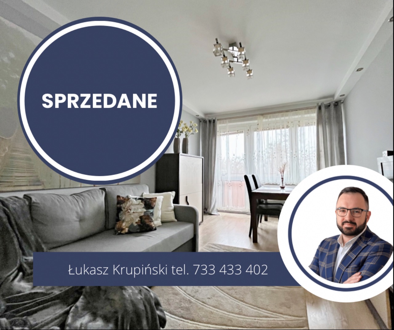 Zdjęcie salonu z sofą, stołem i krzesłami, nakładka z napisem 'Sprzedane' i danymi kontaktowymi agenta nieruchomości.