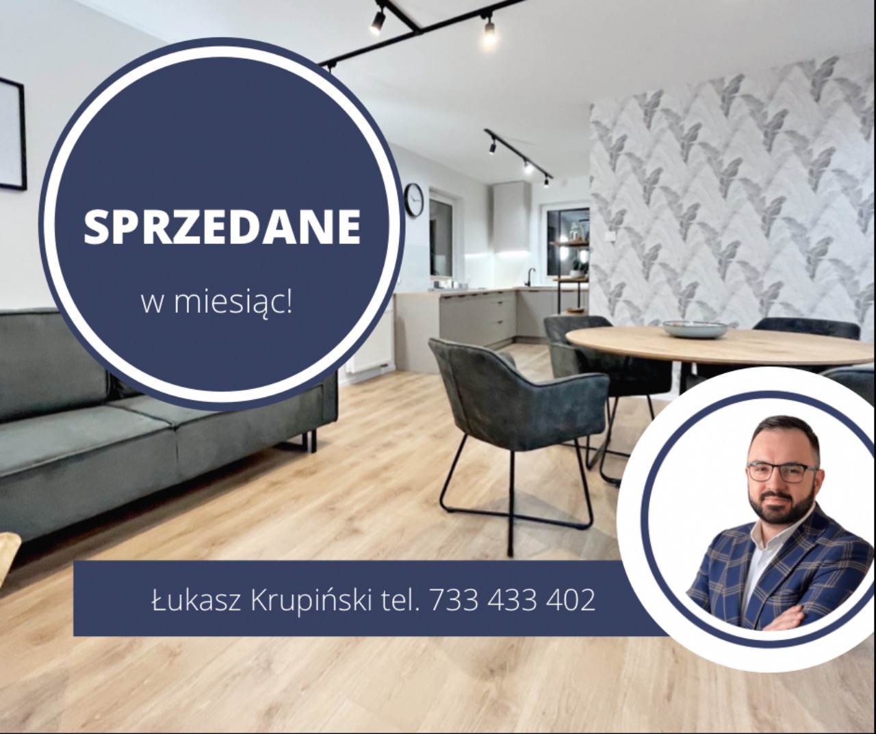 Nowoczesne wnętrze mieszkania z salonem, jadalnią i aneksem kuchennym, z okrągłym stołem i szarą sofą, opatrzone informacją 'Sprzedane w miesiąc!' oraz danymi kontaktowymi agenta nieruchomości...