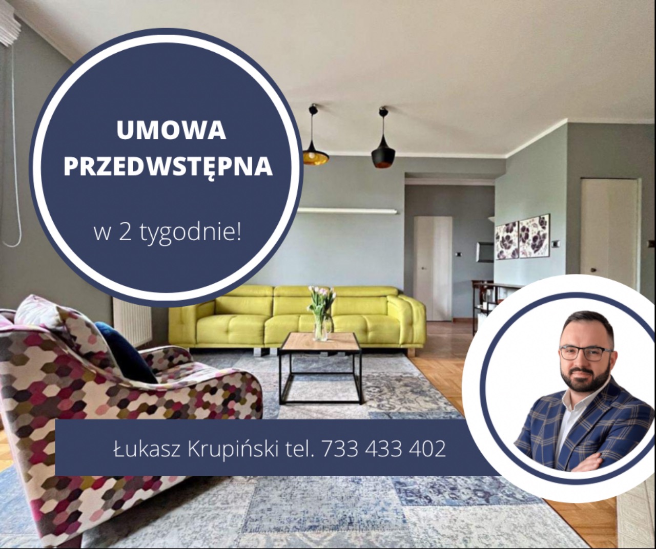Jasne wnętrze salonu z żółtą sofą, wzorzystym fotelem i dywanem w odcieniach szarości i błękitu, z informacją o umowie przedwstępnej w 2 tygodnie oraz danymi kontaktowymi agenta nieruchomości.