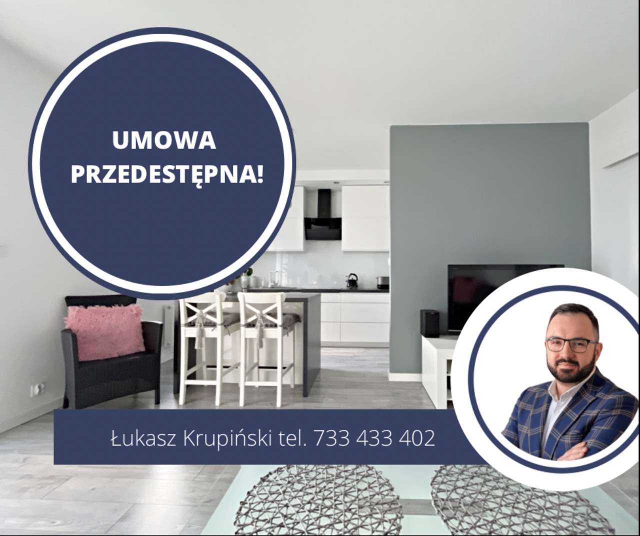 Wnętrze mieszkania z aneksem kuchennym, widoczny kontakt do Łukasza Krupińskiego i informacja o umowie przedwstępnej. Agent nieruchomości w okręgu.