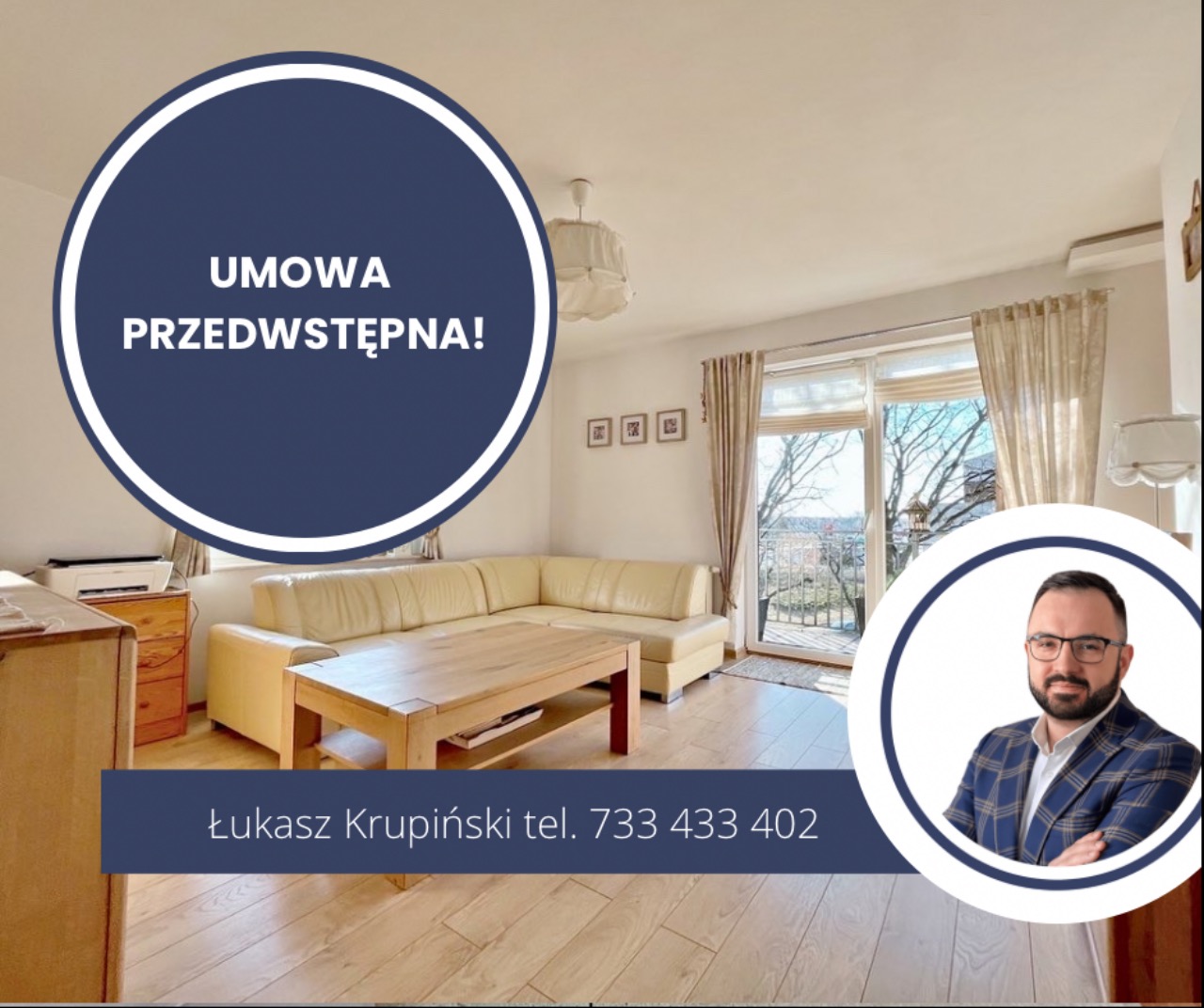 Jasne wnętrze salonu z beżową sofą narożną i drewnianym stolikiem kawowym, z widokiem na balkon; w rogu okrągła grafika z napisem 'Umowa Przedwstępna!' oraz zdjęcie agenta nieruchomości z danymi...