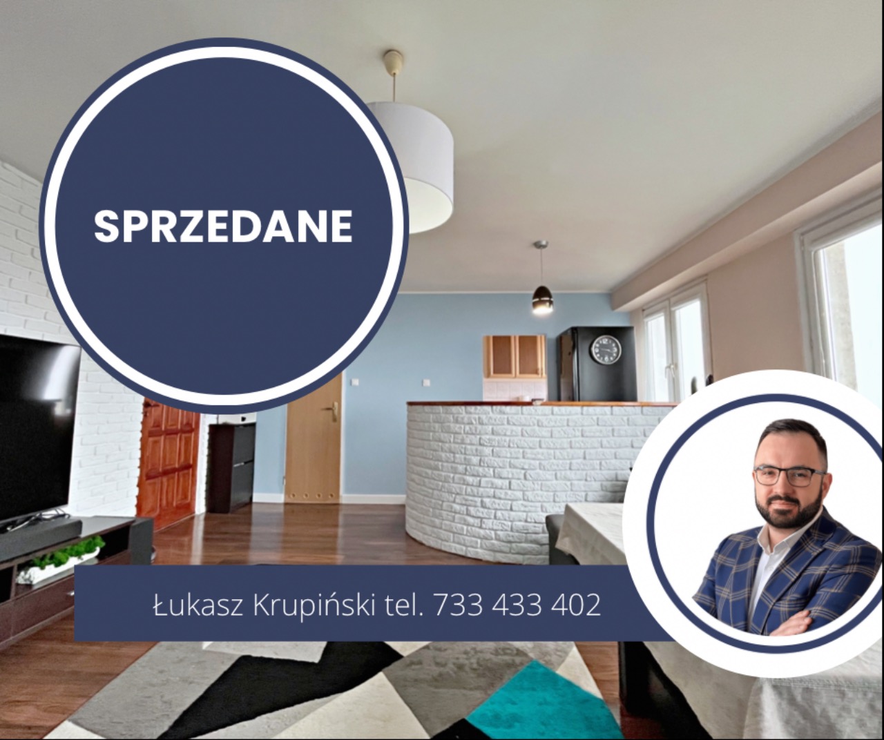 Salon z aneksem kuchennym, informacja 'Sprzedane' w okręgu, kontakt do agenta nieruchomości, widoczny fragment dywanu w geometryczne wzory.